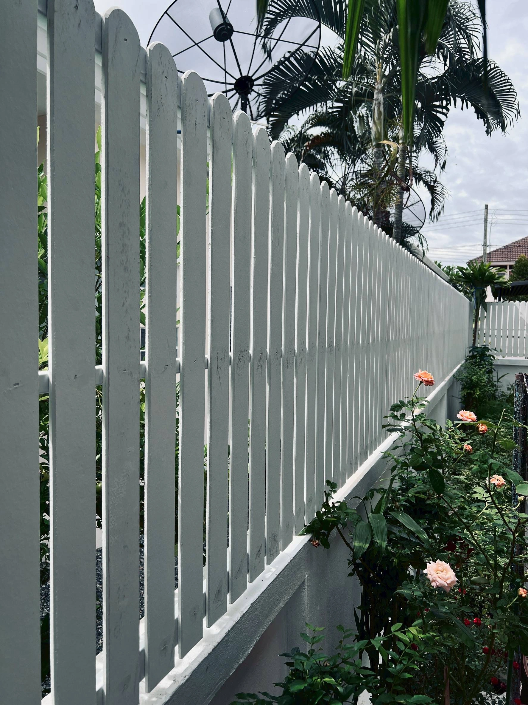 แผ่นระแนง บังตาบนรั้วปูน