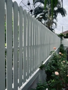 แผ่นระแนง บังตาบนรั้วปูน