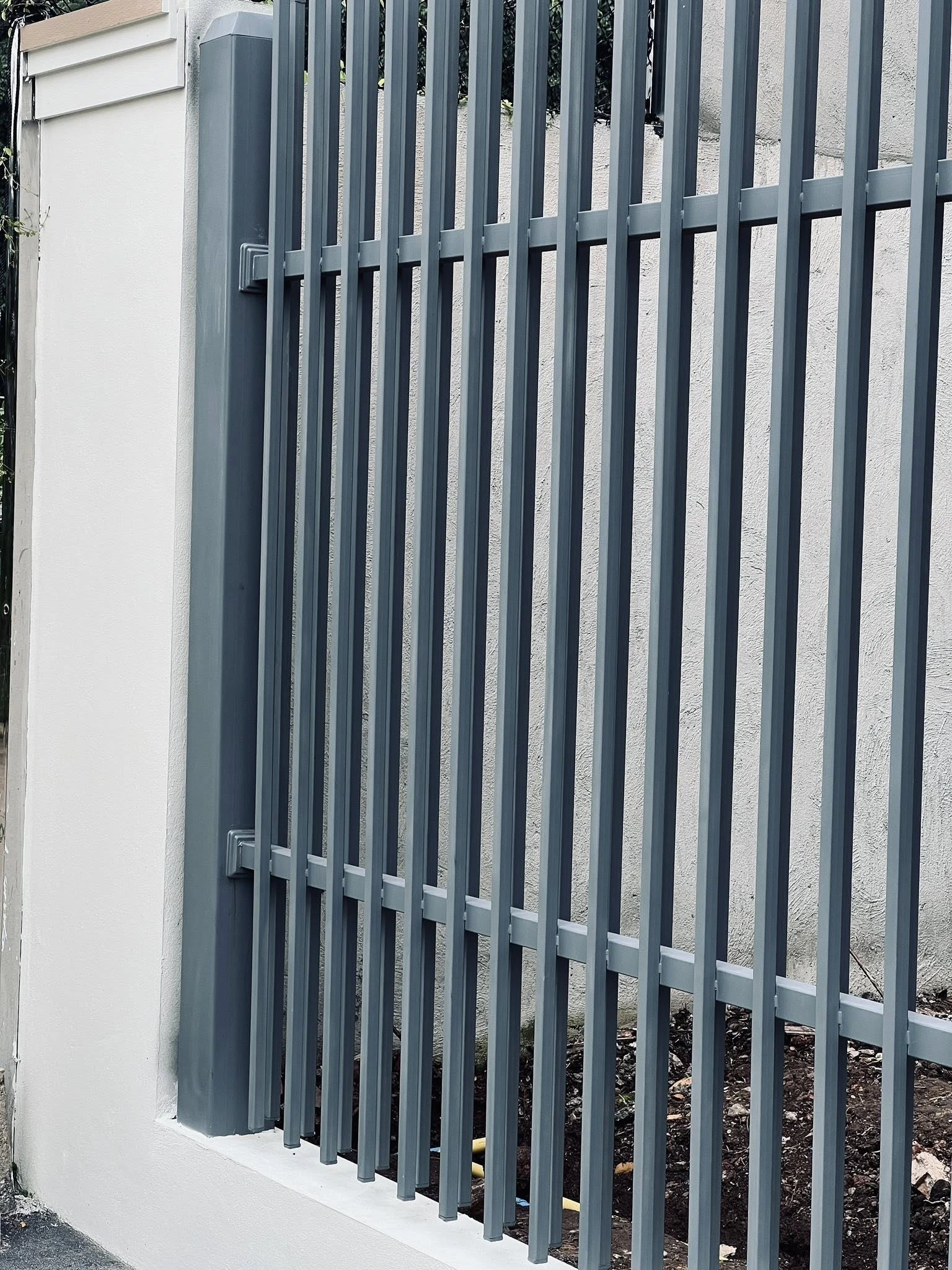 ติดตั้งงานเหล็ก ช่องรั้ว ขนาด 2 เมตรคูณ30 เมตร