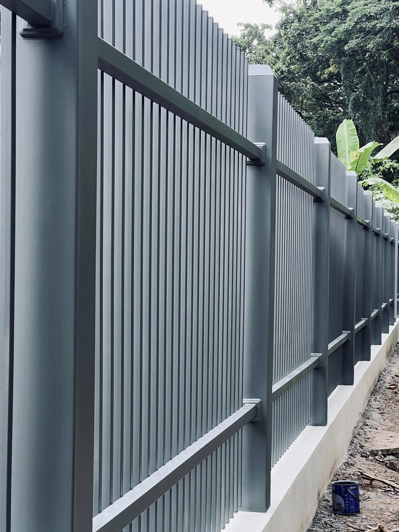 ติดตั้งงานเหล็ก ช่องรั้ว ขนาด 2 เมตรคูณ30 เมตร