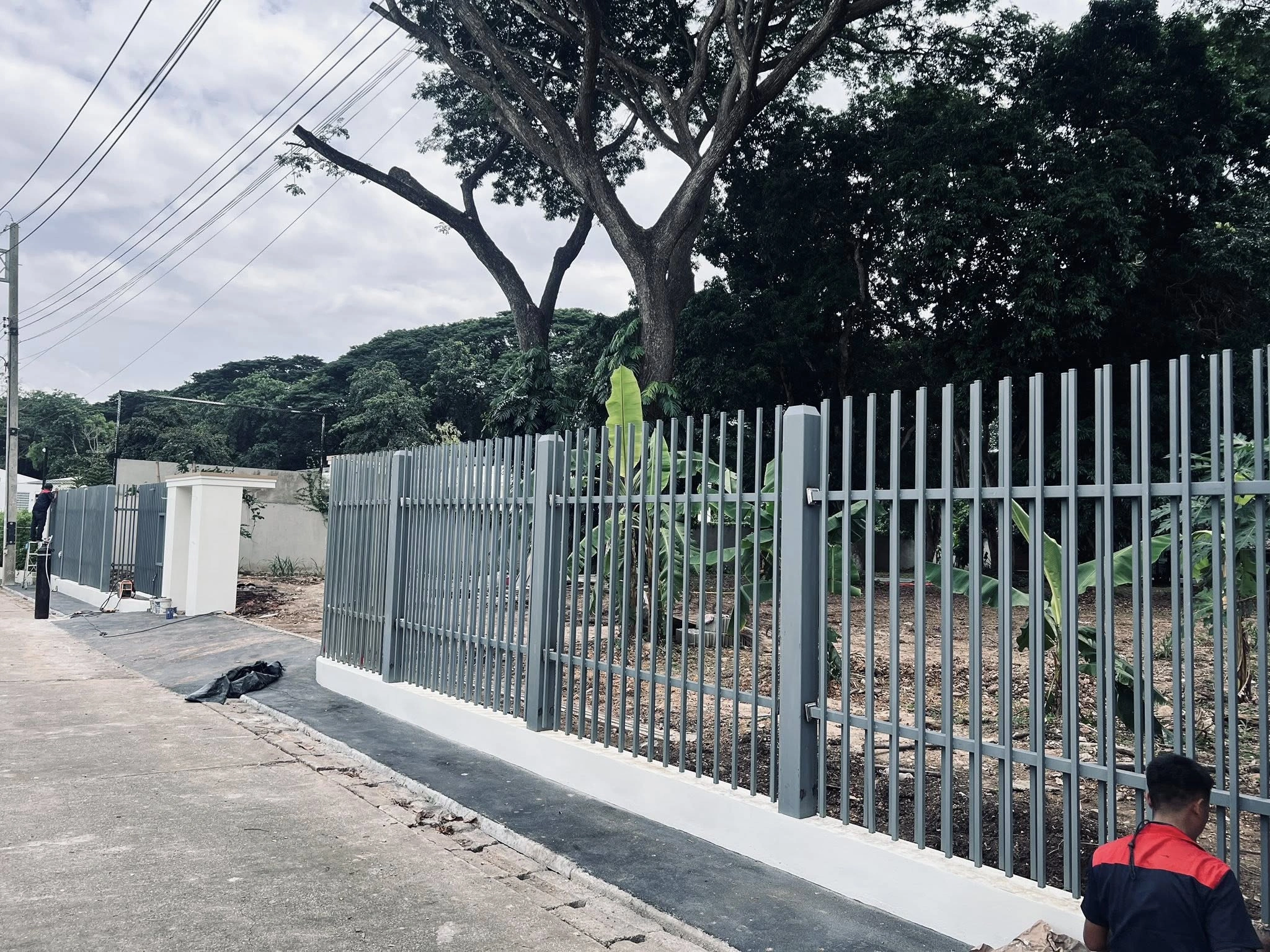 ติดตั้งงานเหล็ก ช่องรั้ว ขนาด 2 เมตรคูณ30 เมตร