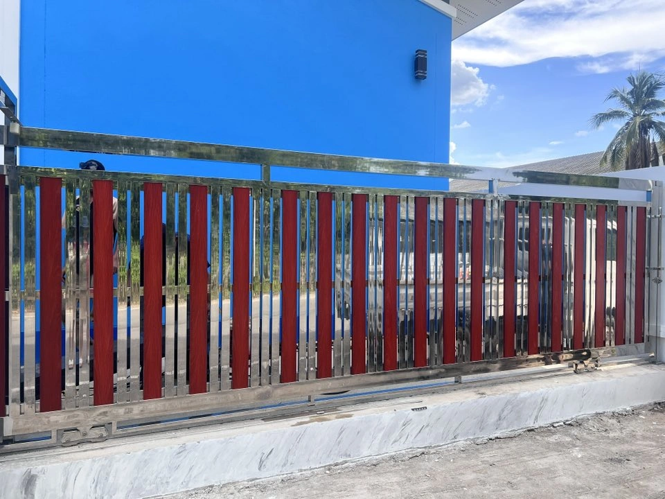 ผลงานการติดตั้งประตูสแตนเลส อะลูมิเนียมลายไม้ ลักษณะของบาน