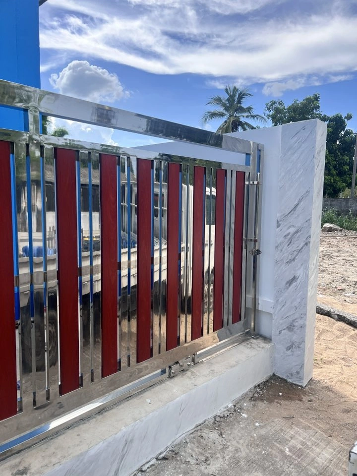 ผลงานการติดตั้งประตูสแตนเลส อะลูมิเนียมลายไม้ ลักษณะของบาน