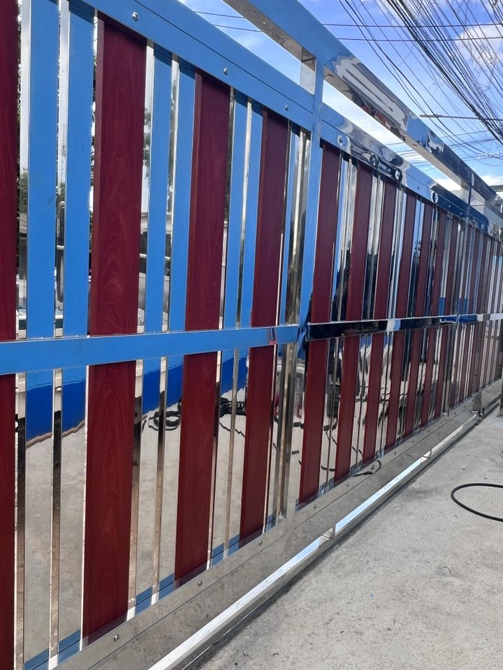 ผลงานการติดตั้งประตูสแตนเลส อะลูมิเนียมลายไม้ ลักษณะของบาน