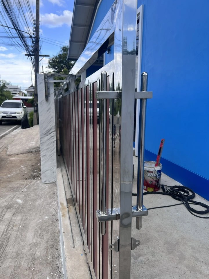 ผลงานการติดตั้งประตูสแตนเลส อะลูมิเนียมลายไม้ ลักษณะของบาน